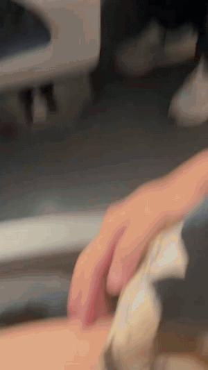 当热恋期的情侣没有买到并排的座位