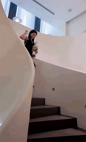 走楼梯不看路，摔了吧
