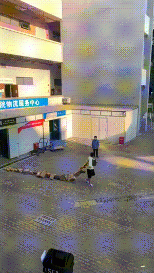 ​可以帮我拿下快递吗？