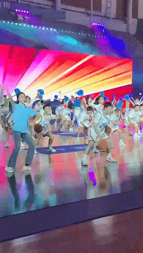 GIF：全场最开心的就是这位姑娘了