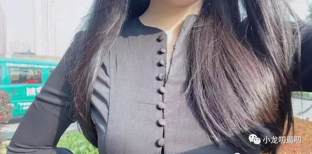 上班时间躺着玩手机，她是不是不想干了？