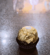 ​你就使劲玩吧！这巧克力早晚被你玩涨价！你个坏蛋！